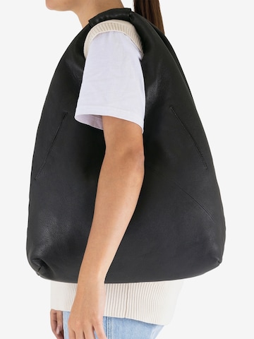 BRONX Shoulder Bag in Black: front