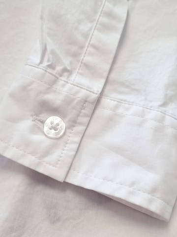 LIKS. Munich Blouse 'Bluse mit Knopfleiste und Schriftzug im RT' in Wit