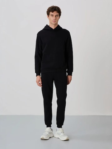 Tommy Life Sweat suit in Black: front