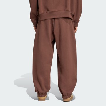 ADIDAS ORIGINALS - Tapered Pantalón 'Essentials' en marrón