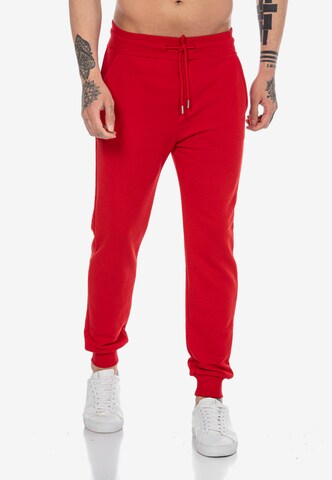 Redbridge Regular Broek 'Crawley' in Rood: voorkant