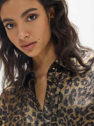 Lola Casademunt - Blusa en marrón: frente