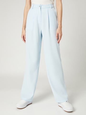 VIERVIER Wide leg Pleat-front trousers 'Jennifer' in Blue: front