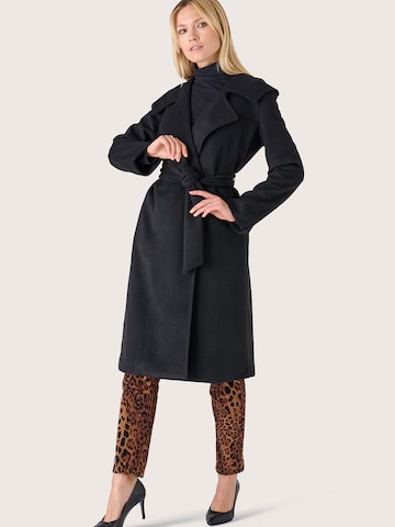 Camomilla Mantel in Schwarz: Vorderseite
