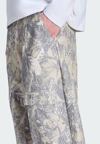 ADIDAS ORIGINALS - Loosefit Pantalón cargo en gris