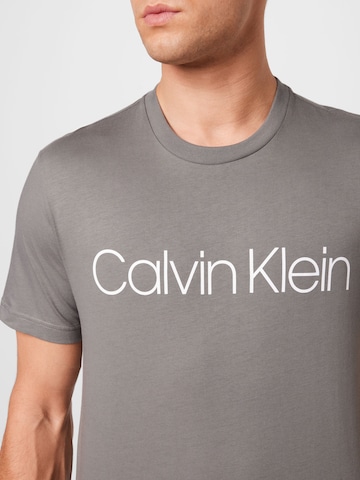 Calvin Klein Rovný strih Tričko - Sivá