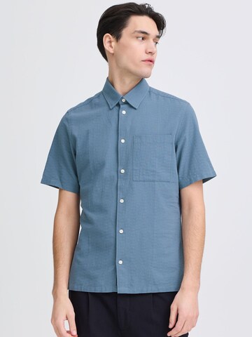 Coupe regular Chemise ' CFAaberg Structured ' Casual Friday en bleu : devant