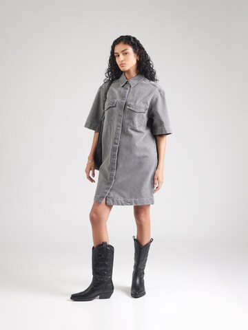 Robe-chemise ONLY en gris : devant