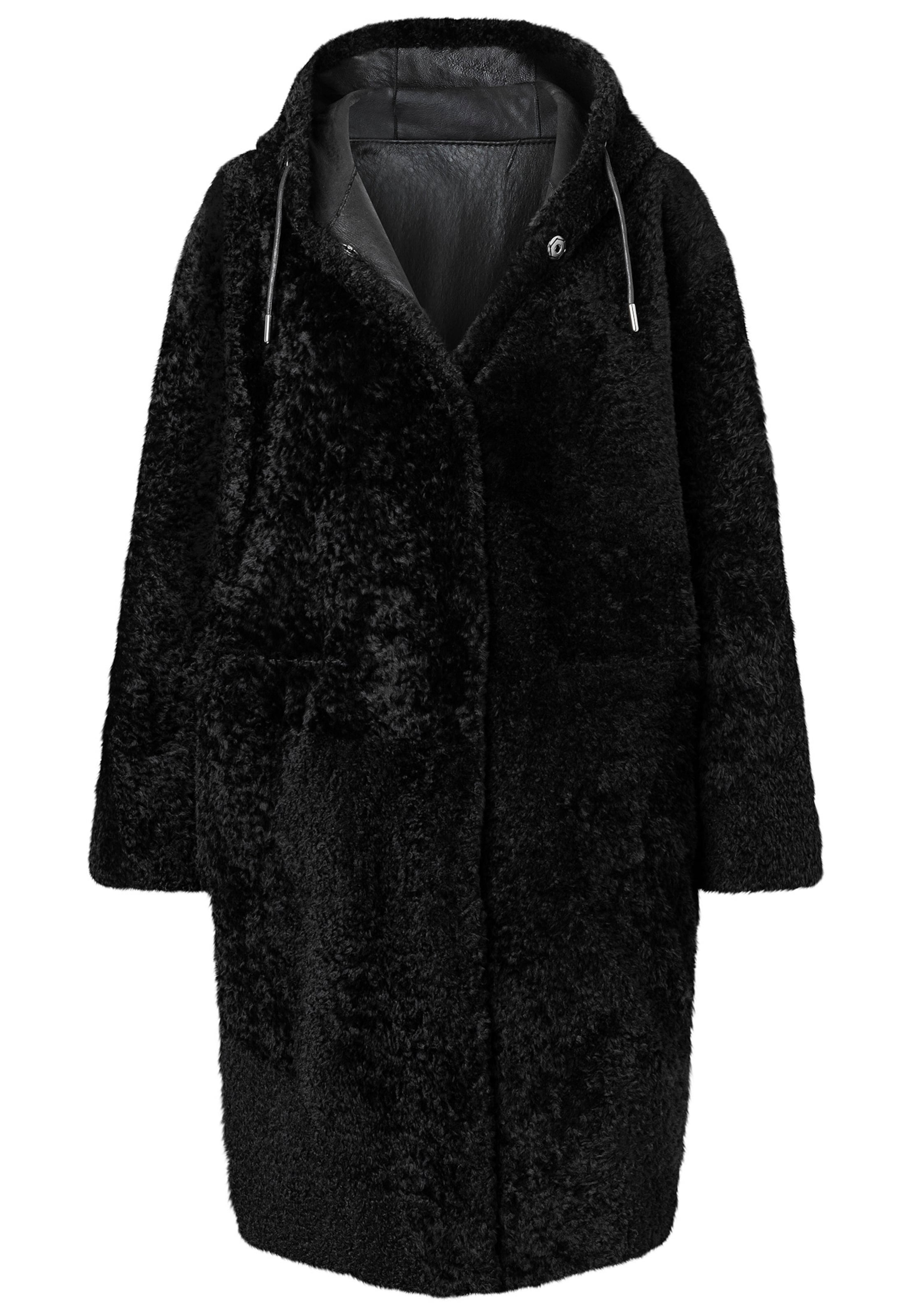 Werner Christ Lammfellmantel 'Aya' in Schwarz: Vorderseite
