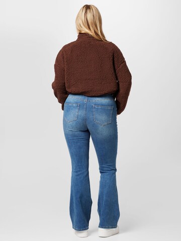 ONLY Carmakoma Flared Jeans 'Sally' i blå