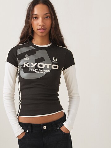 T-shirt Bershka en gris : devant