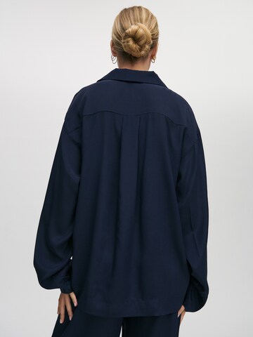 ABOUT YOU x Marie von Behrens Blouse 'Lilia' in Blauw