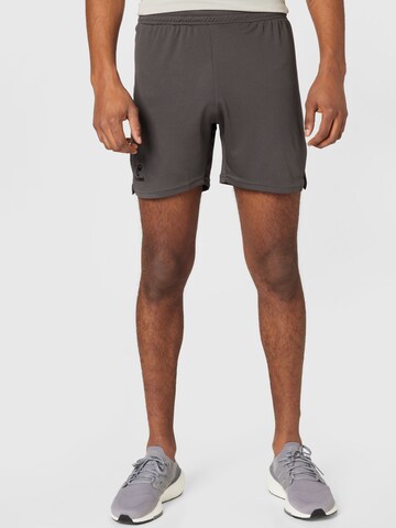 Hummel Regular Sportshorts in Grau: Vorderseite