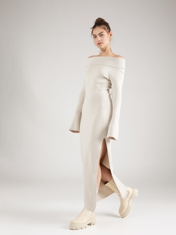 Rochie tricotat de la millane pe alb
