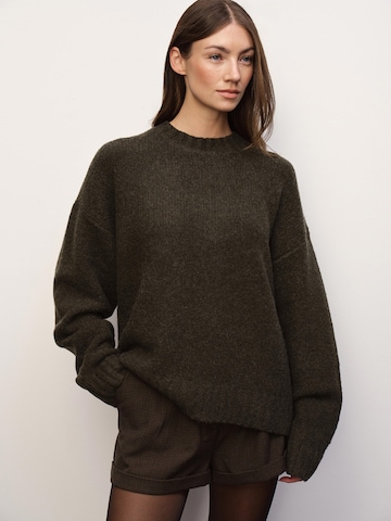 RÆRE by Lorena Rae Trui 'Rhonda' in Groen: voorkant