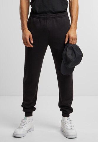 Urban Classics Конический (Tapered) Штаны в Черный: спереди