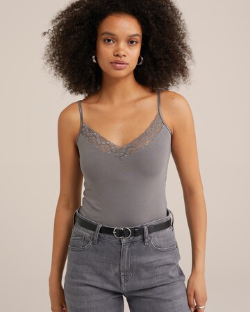 Top di WE Fashion in grigio: frontale