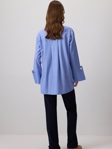 T-shirt 'Striped Shirt With Wide Cuffs' Touché Privé en bleu