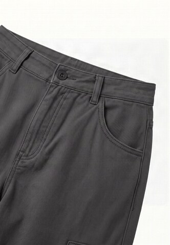 Urban Classics Tapered Cargo trousers in Grey: front