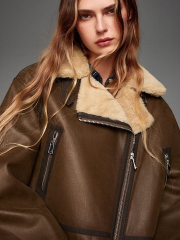 Bershka Kurtka zimowa w kolorze brązowy