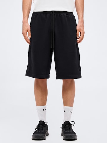 NIKE Loosefit Παντελόνι φόρμας 'NAC FLC' σε μαύρο: μπροστά