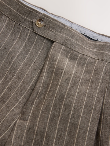 Slimfit Pantaloni con pieghe di Next in marrone