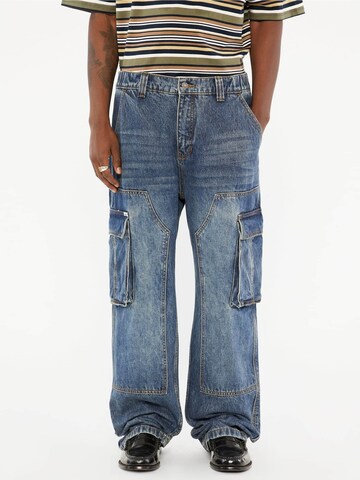GUESS Wide leg Cargo Jeans in Blue: front