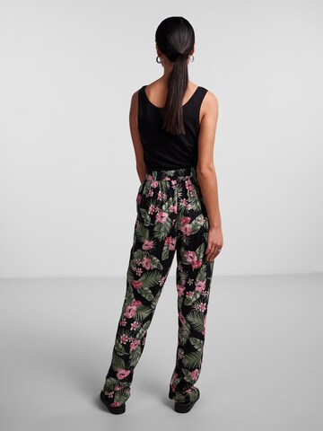 Effilé Pantalon 'NYA' PIECES en vert