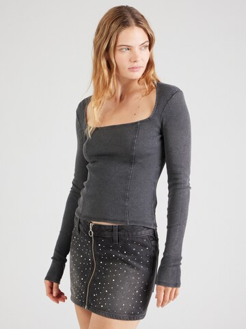 Monki Shirt in Black: front