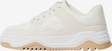 Bershka Sneakers laag in Beige