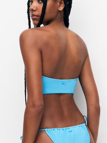 Bandeau Sutien costum de baie de la Pull&Bear pe albastru