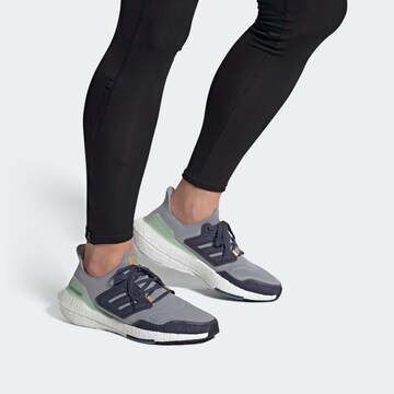 ADIDAS SPORTSWEAR Matalavartiset tennarit 'Ultraboost 22' värissä harmaa