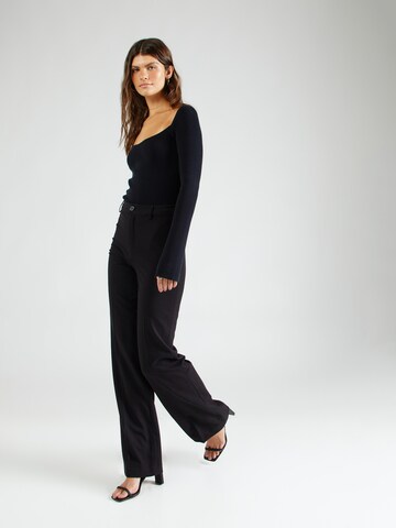 Regular Pantalon à plis 'Christina' ABOUT YOU x Laura Giurcanu en noir