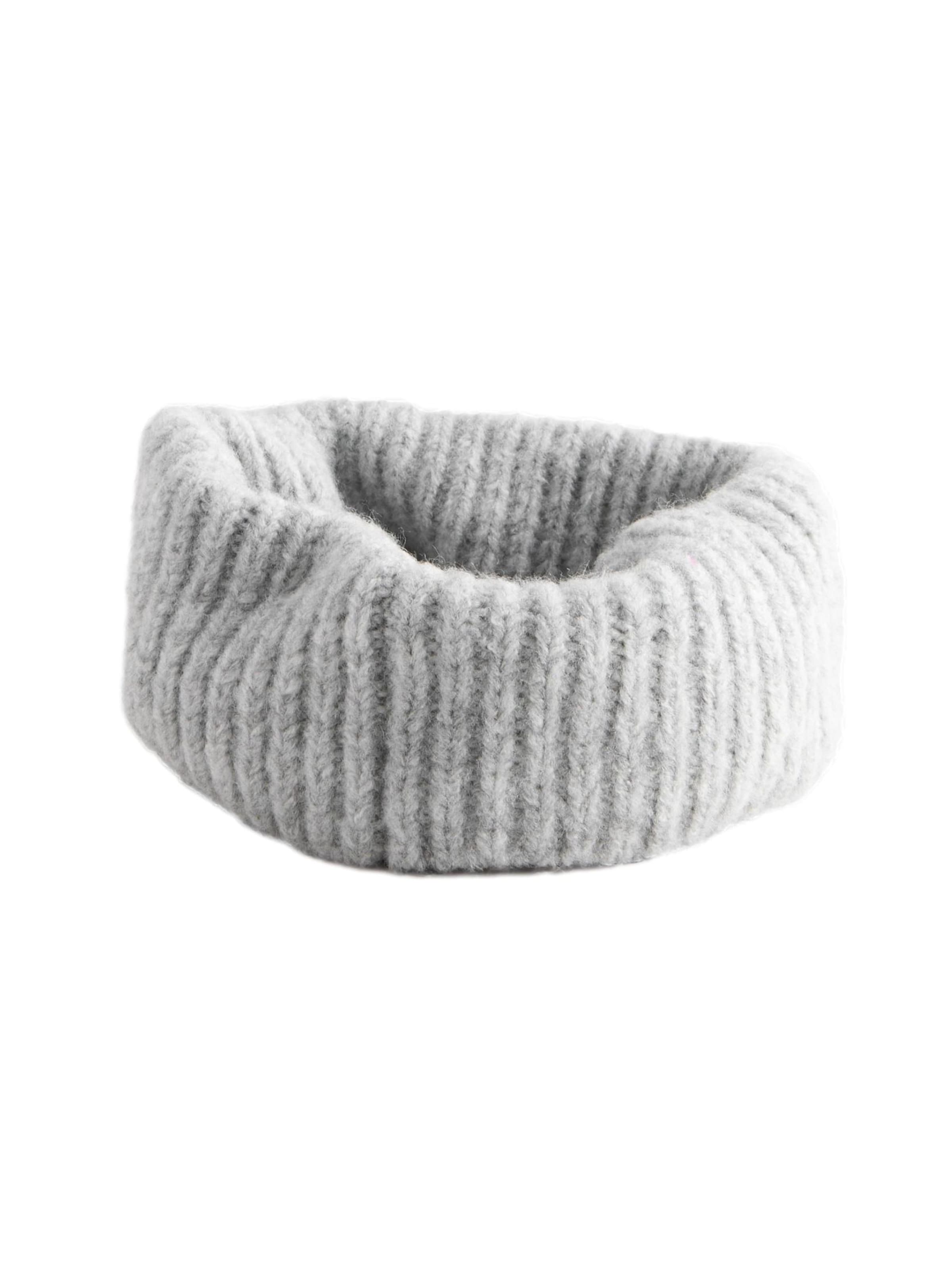 Next Шал в сиво: отпред