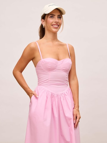 Abito di noar studios in rosa