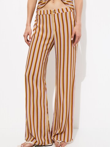 Loosefit Pantalon Pull&Bear en marron