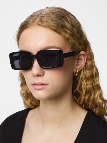 Lunettes de soleil 'PCKaren' PIECES en noir