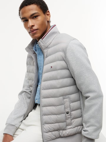 TOMMY HILFIGER Демисезонная куртка 'ESS' в Серый