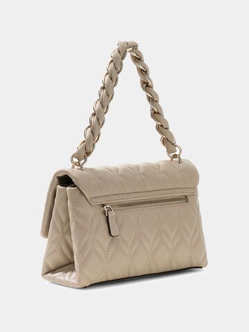 GUESS Schultertasche 'Maxine' in Beige