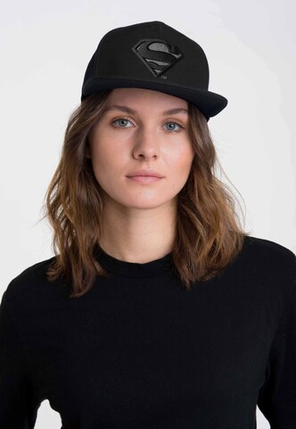 LOGOSHIRT Pet 'DC Superman Logo' in Zwart: voorkant