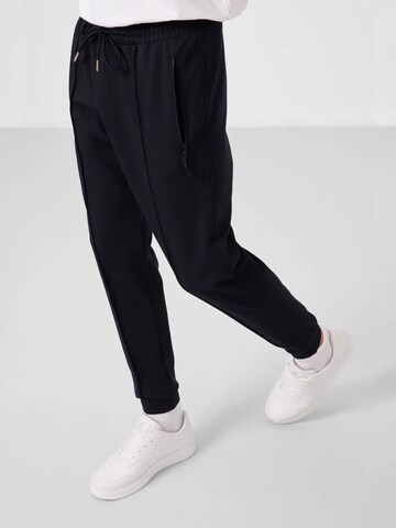 Tommy Life - Regular Calças de desporto 'Jogginghose' em preto