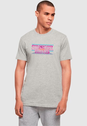 T-Shirt 'Stranger Things - Retro Title' ABSOLUTE CULT en gris : devant