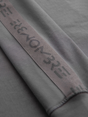 Tricou de la Ombre pe gri