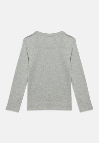 Tricou de la GAP pe gri