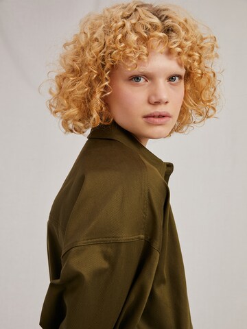 A LOT LESS Between-seasons coat 'Kiara' in Green