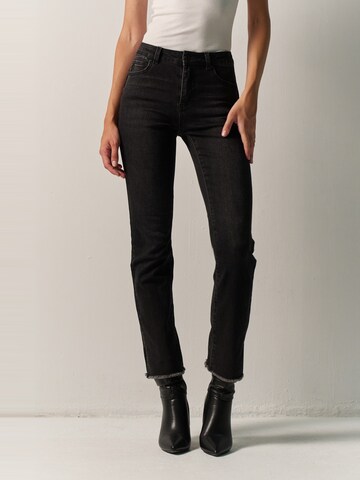KOROSHIBootcut/trapezice Traperice - crna boja: prednji dio