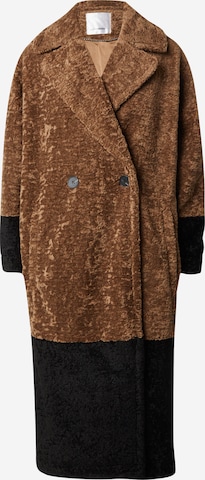 Cappotto invernale di co'couture in marrone: frontale