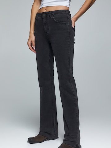 Pull&Bear Rozkloszowany krój Jeansy w kolorze czarny: przód