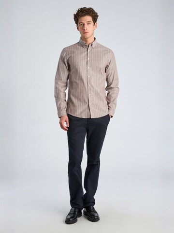 Coupe regular Chemise Lindbergh en rouge