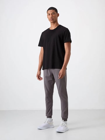 Tommy Life - Tapered Calças de desporto em cinzento